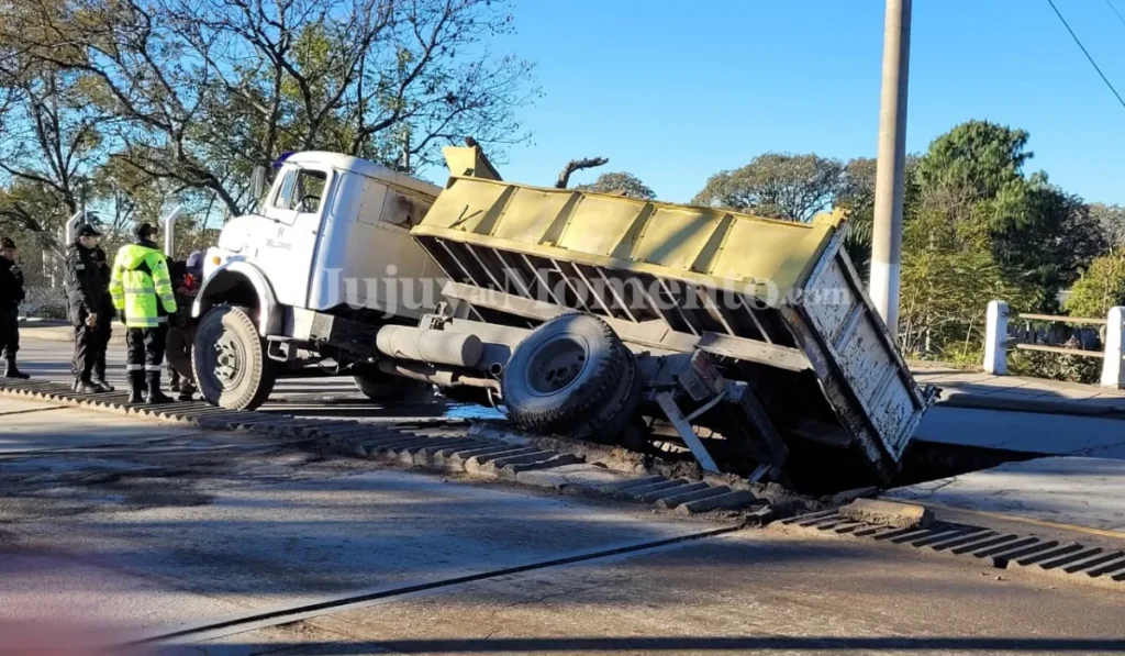 Un camión hundido en Bajo La Viña tras ceder el pavimento nuevo de un puente