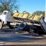 Un camión hundido en Bajo La Viña tras ceder el pavimento nuevo de un puente