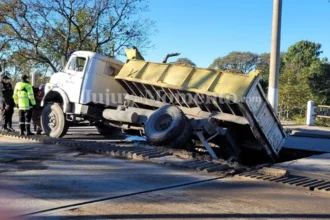 Un camión hundido en Bajo La Viña tras ceder el pavimento nuevo de un puente