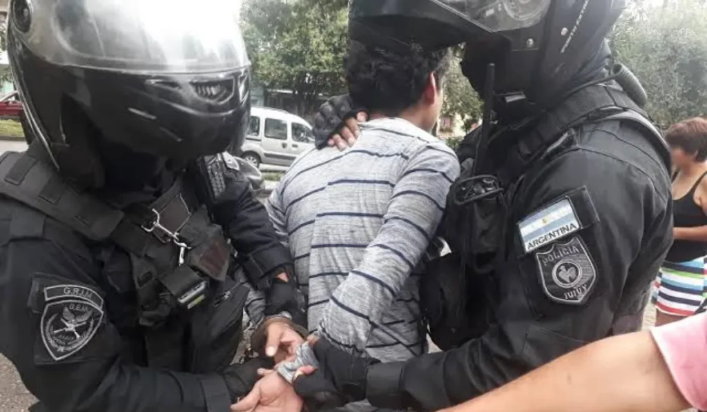 Detuvieron a un delincuente en El Carmen con un cargamento de perfiles de hierro robados