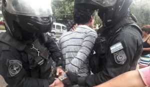 Detuvieron a un delincuente en El Carmen con un cargamento de perfiles de hierro robados