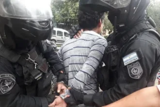 Detuvieron a un delincuente en El Carmen con un cargamento de perfiles de hierro robados