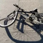 Accidente de ciclista en Palpalá: joven lucha por su vida tras caer al esquivar una moto