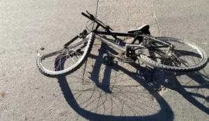 Accidente de ciclista en Palpalá: joven lucha por su vida tras caer al esquivar una moto