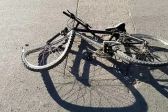 Accidente de ciclista en Palpalá: joven lucha por su vida tras caer al esquivar una moto