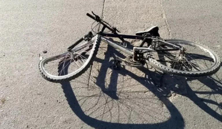 Accidente de ciclista en Palpalá: joven lucha por su vida tras caer al esquivar una moto
