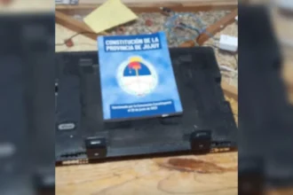 Intimidación a periodista: robo en Reyes y mensaje con la Constitución