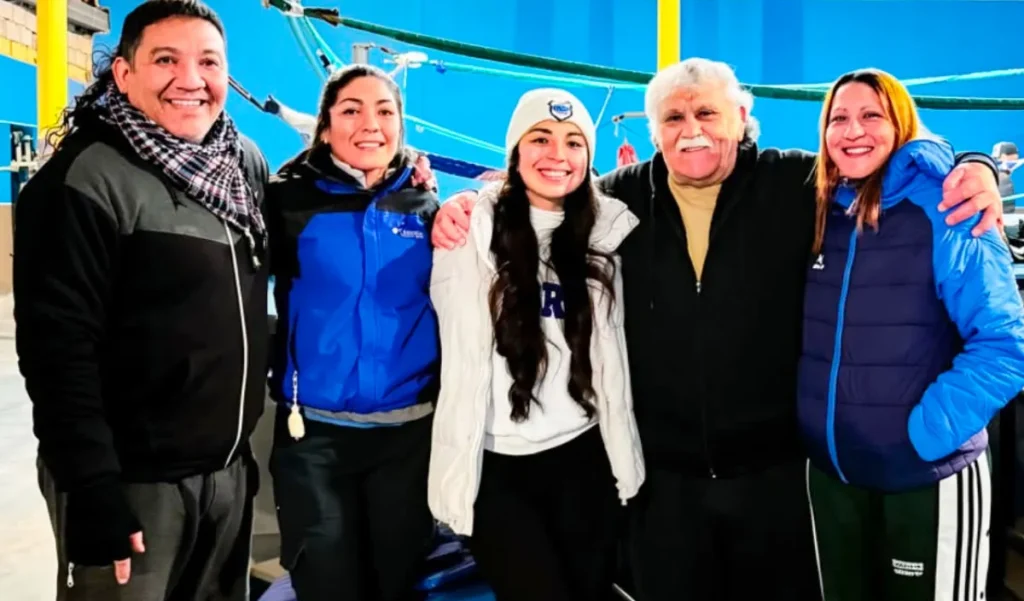 La escuela Cuna de Campeones recibió una emotiva visita de referentes del boxeo