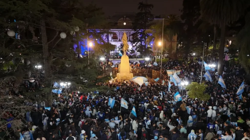 Más de 1500 jujeños se reunieron en el festejo en Plaza Belgrano por el triunfo de Argentina