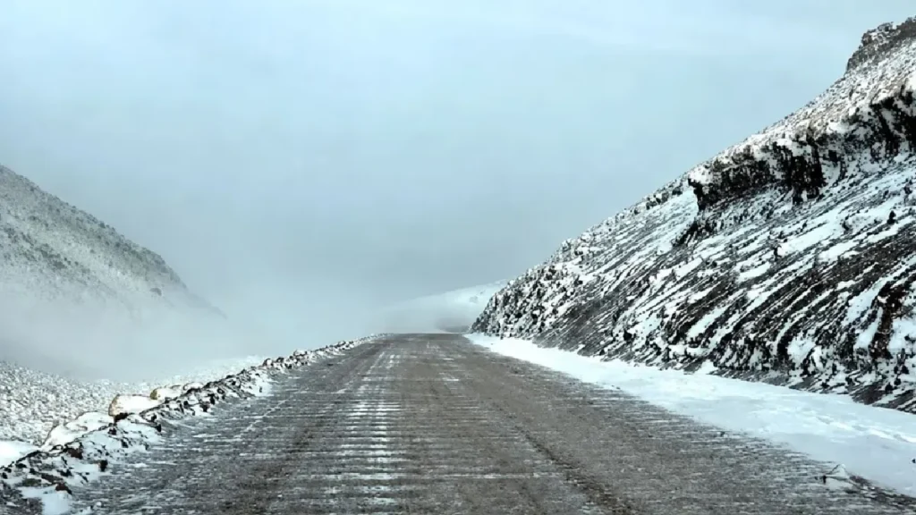 Nieve en la Puna de Salta: acumulación y viento blanco complican la circulación