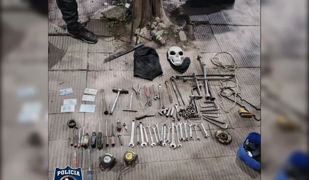 Palpalá: detienen a un ‘abre-autos’ con arsenal de más de 80 herramientas y armas blancas