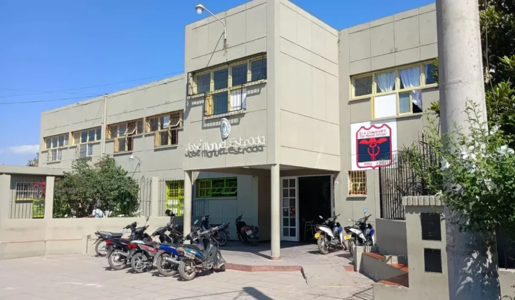 Pelea con arma blanca entre alumnos en Perico: hay heridos y un celular robado