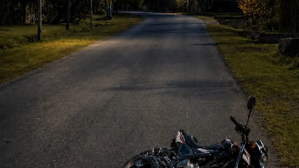 Siniestro vial en Los Nogales: un motociclista perdió la vida al caer a una acequia