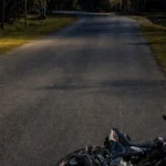 Siniestro vial en Los Nogales: un motociclista perdió la vida al caer a una acequia