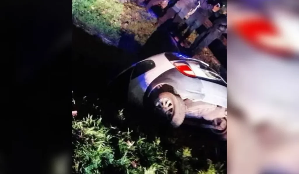 Un conductor olvidó el freno de mano y su auto cayó al canal: el test de alcoholemia dio 2.27