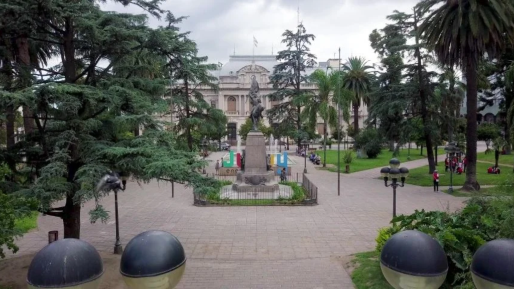 Vandalismo en Plaza Belgrano: dañaron las luminarias durante los festejos por la clasificación
