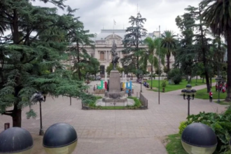 Vandalismo en Plaza Belgrano: dañaron las luminarias durante los festejos por la clasificación