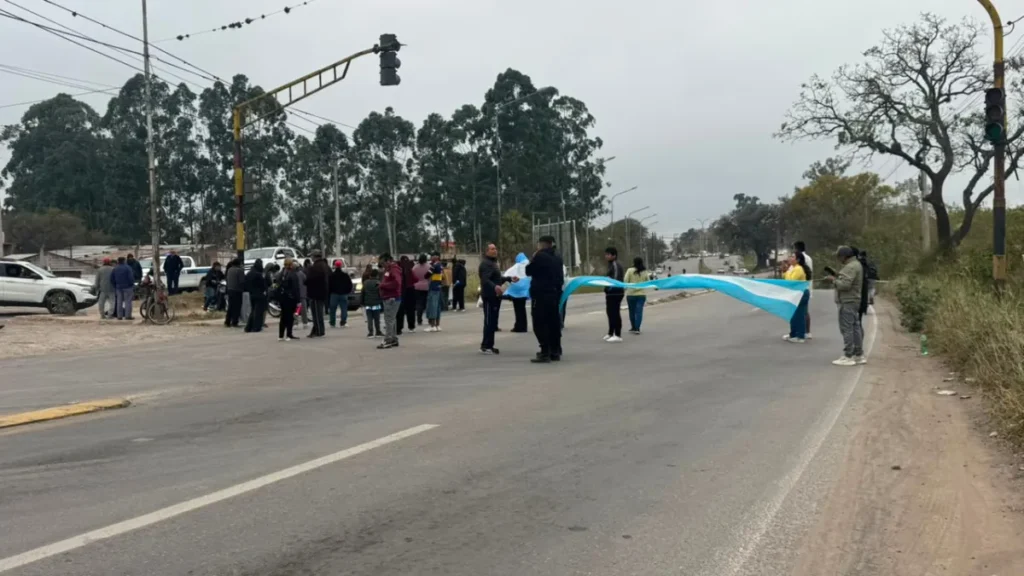 Vecinos de Alto Comedero realizaron un corte en la ruta 9 por falta de luz