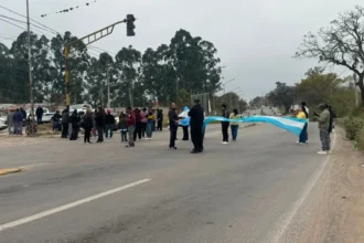 Vecinos de Alto Comedero realizaron un corte en la ruta 9 por falta de luz