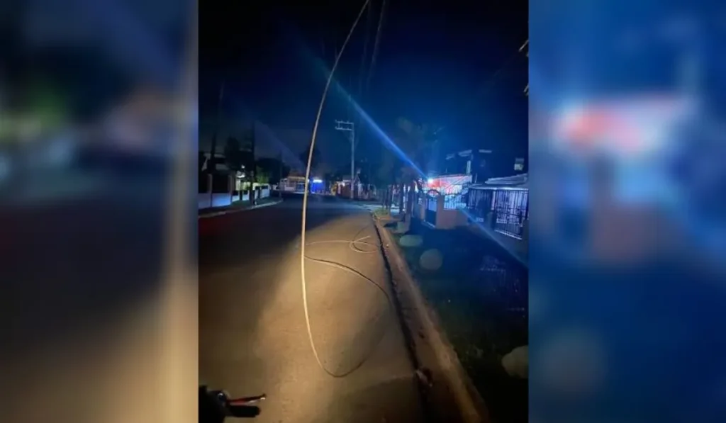 Vecinos de La Quiaca sin cable por mala maniobra de excavadora municipal
