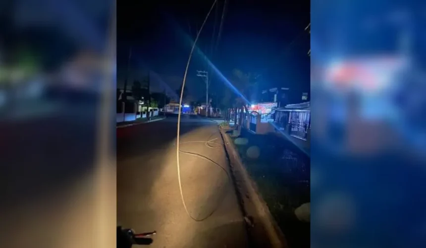 Vecinos de La Quiaca sin cable por mala maniobra de excavadora municipal