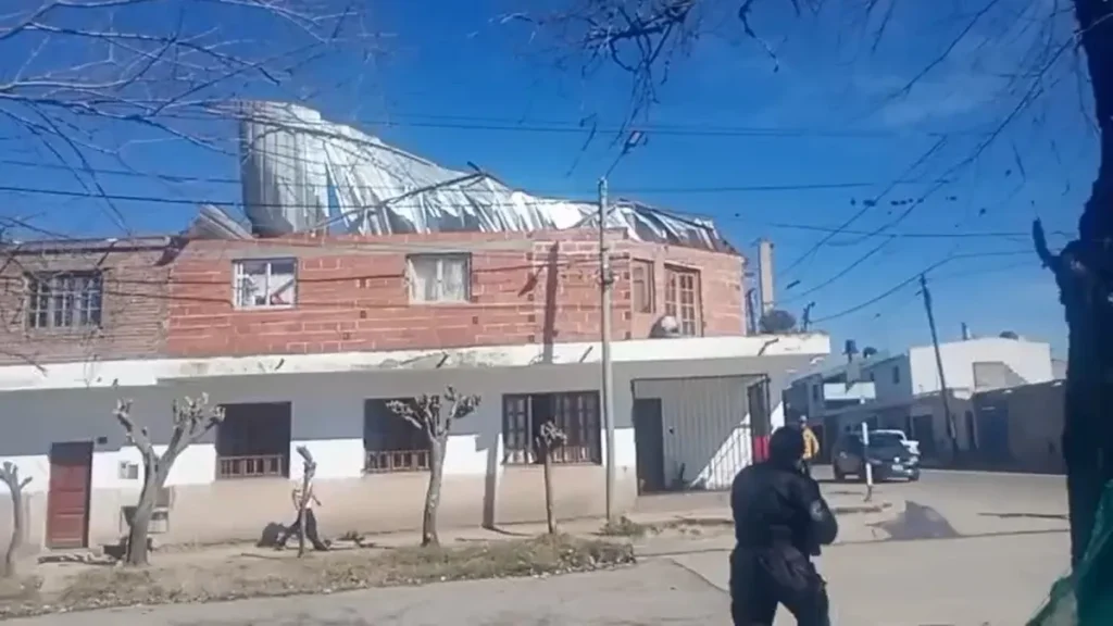 Viento norte causó desprendimiento de techo en Alto Comedero