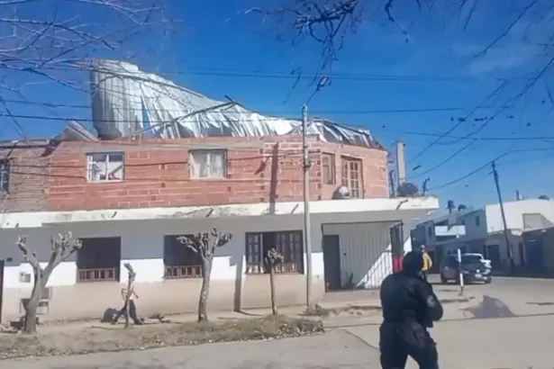 Viento norte causó desprendimiento de techo en Alto Comedero