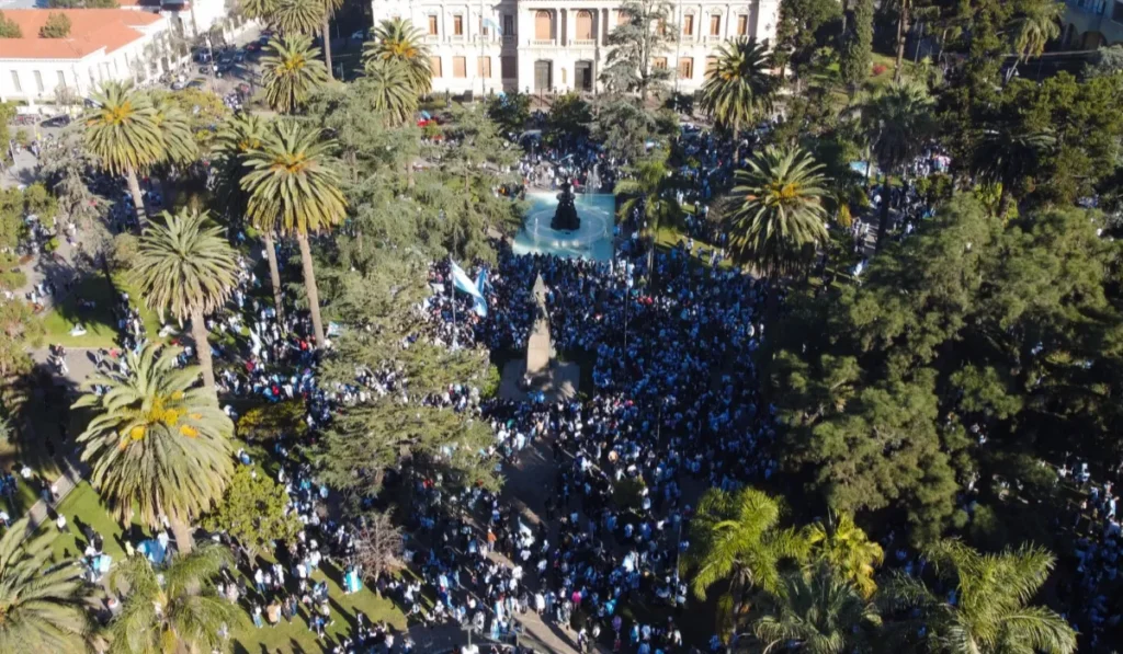 Violencia en Plaza Belgrano: joven desfigurado con un botellazo y robos de celulares durante los festejos