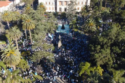 Violencia en Plaza Belgrano: joven desfigurado con un botellazo y robos de celulares durante los festejos