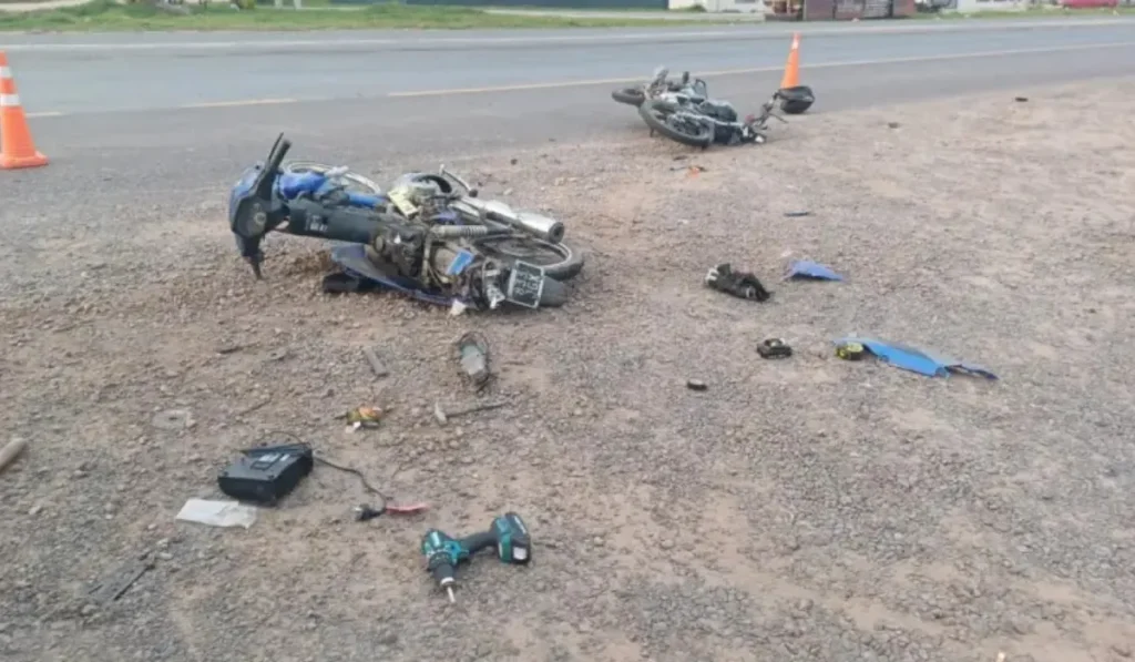 Violento choque de motos en Avenida Bolivia deja un conductor grave