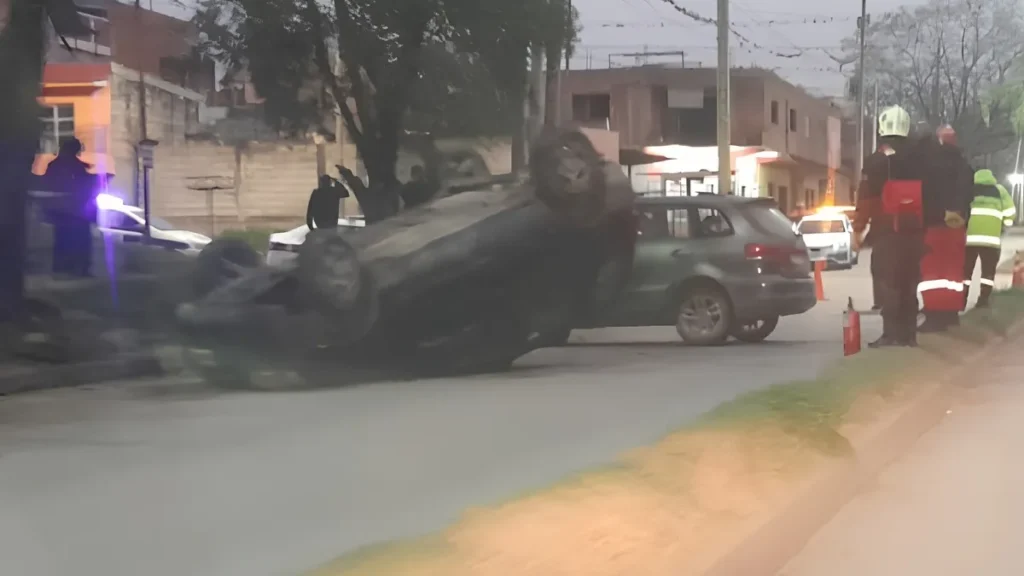 Violento choque en General Arias: un auto volcado y daños materiales