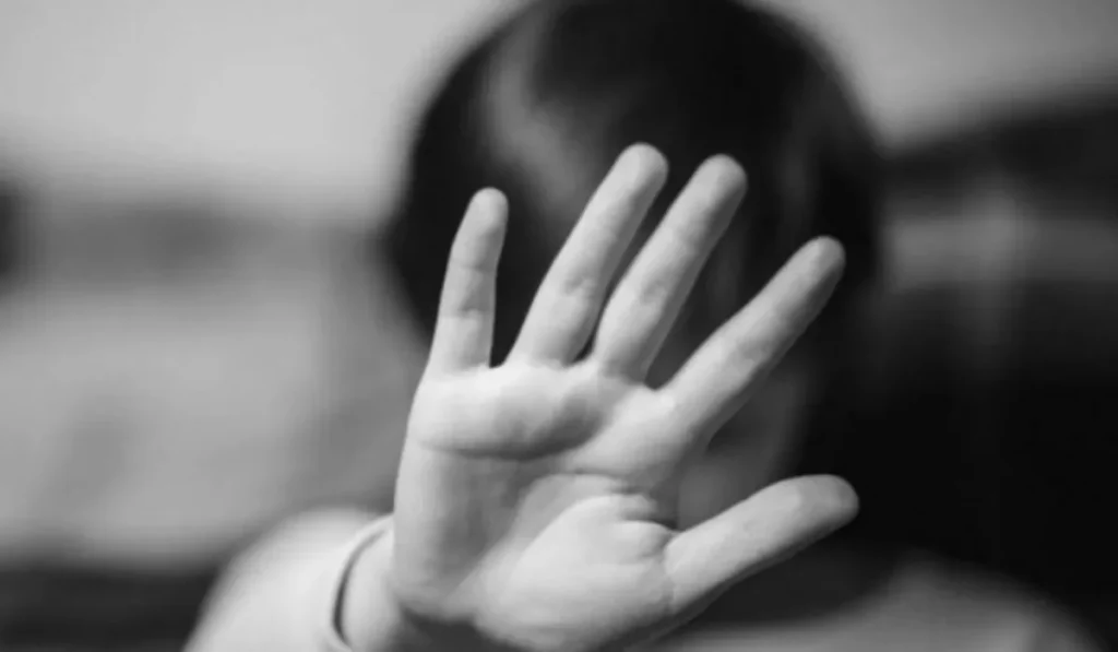 Abuso de un policía federal: la familia rechaza la domiciliaria y pide cárcel común