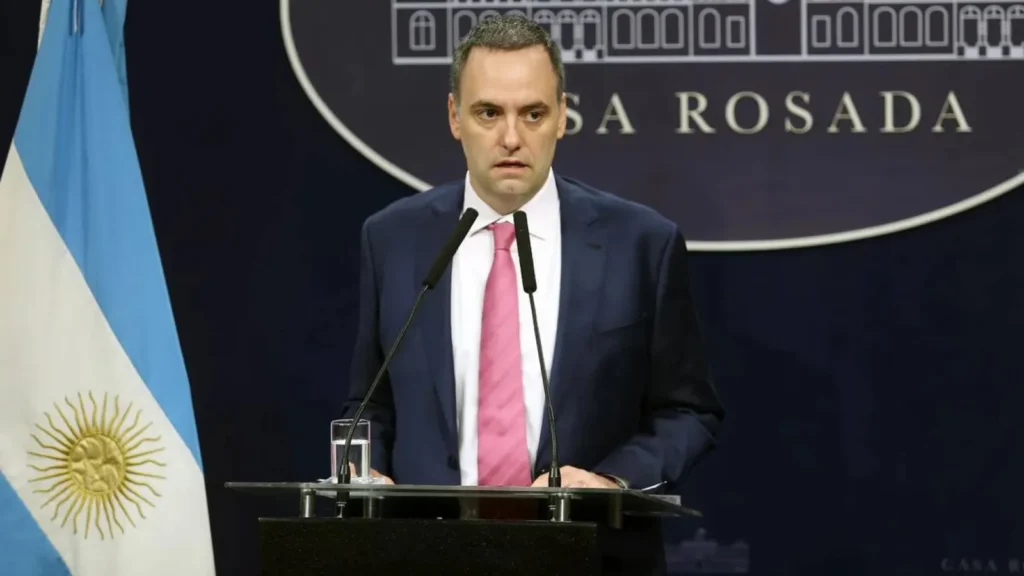 Adorni consigue una prórroga para justificar su patrimonio