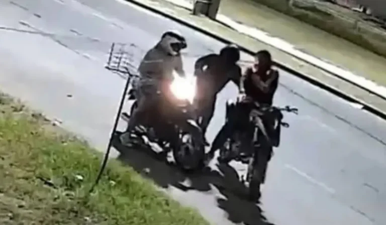 Asalto a motociclista en Chijra: le robaron el celular en un semáforo
