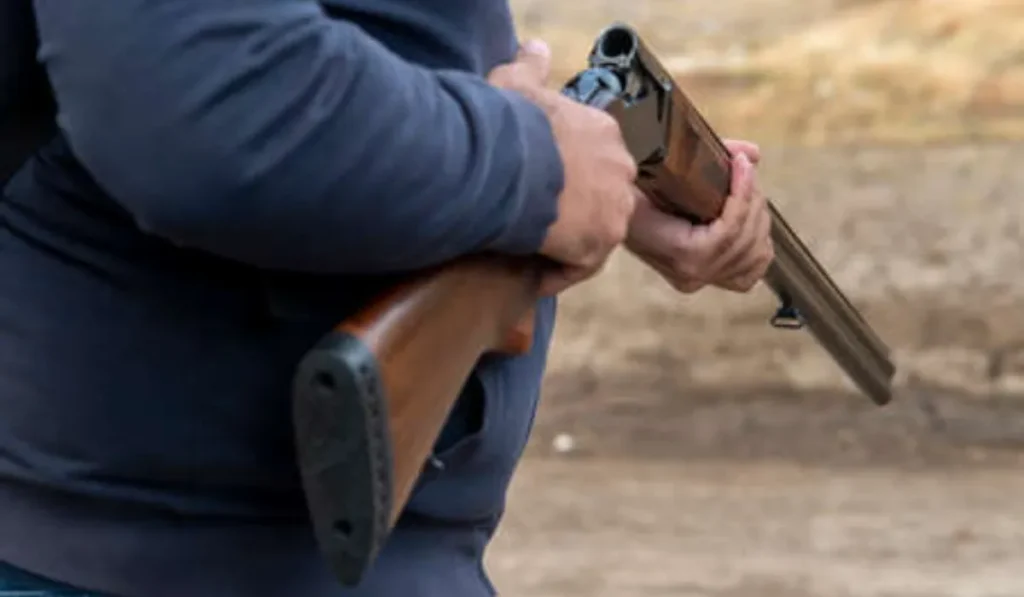 Demoraron a un hombre que llevaba un rifle en la vía pública de Yuto
