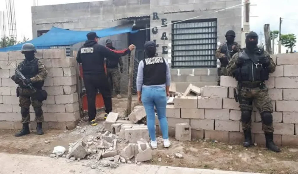 Detienen a tres adultos por usar a una menor para venta de droga en San Pedrito