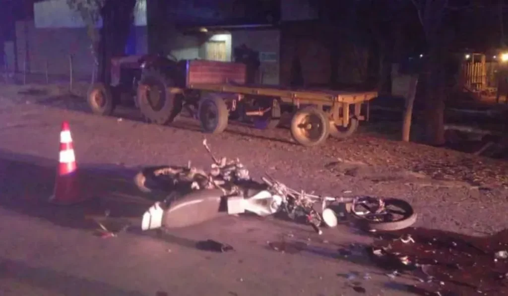 Dos jóvenes heridos tras un choque contra un tractor en Yuto