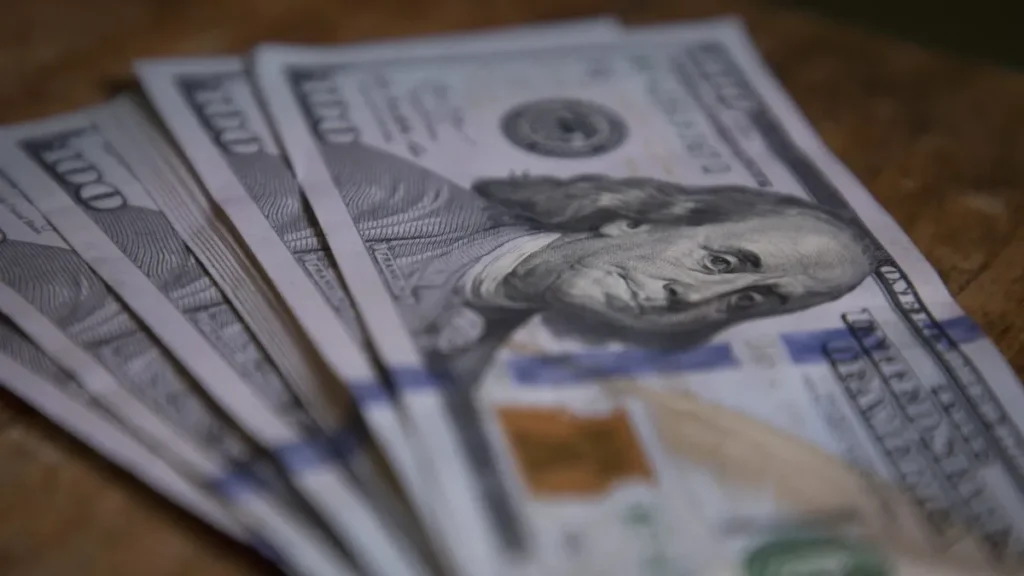 El dólar oficial cayó otra vez y la brecha con los paralelos se amplió