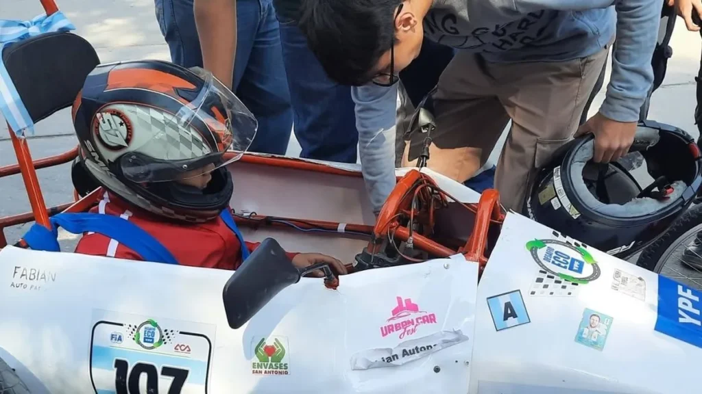 Estudiantes compiten con autos eléctricos en la primera EcoRACE de Libertador