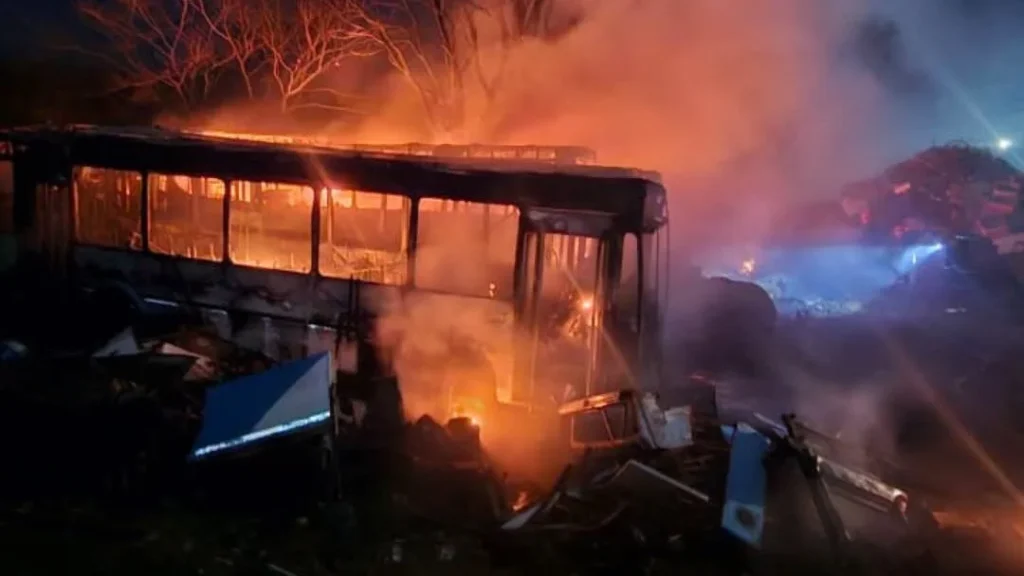Incendio en barrio Alberdi: Bomberos sofocaron las llamas que dañaron dos colectivos