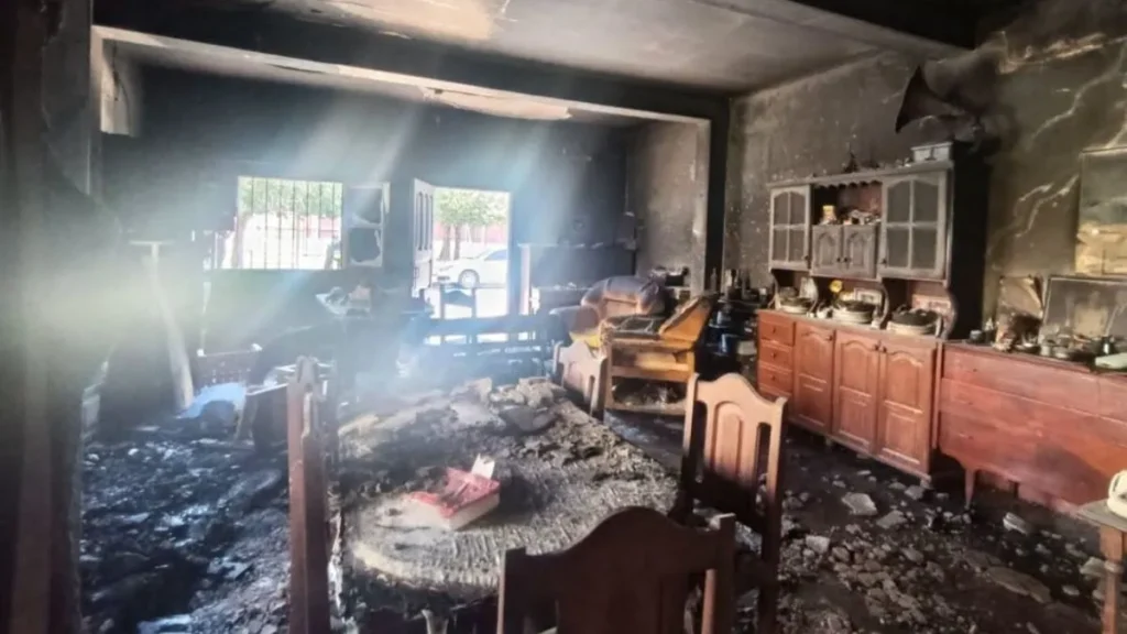 Incendio en barrio Malvinas: rescatan a un hombre de 78 años y a un adolescente