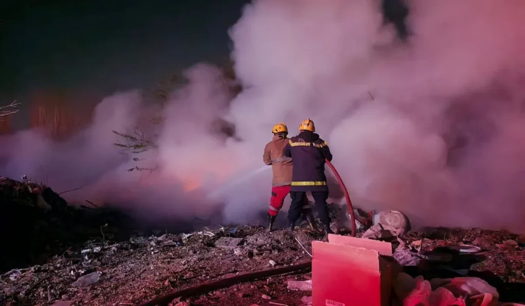 Incendio en Cerro Las Rosas: un microbasural junto a la ruta 9 generó una densa humareda