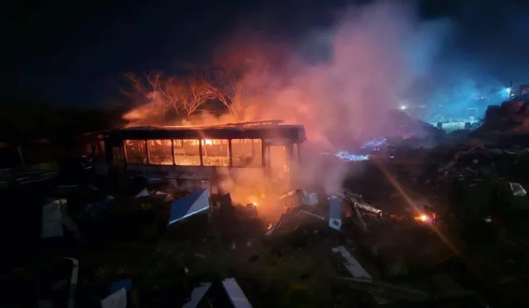 Incendio en chatarrería del barrio Alberdi movilizó a los bomberos