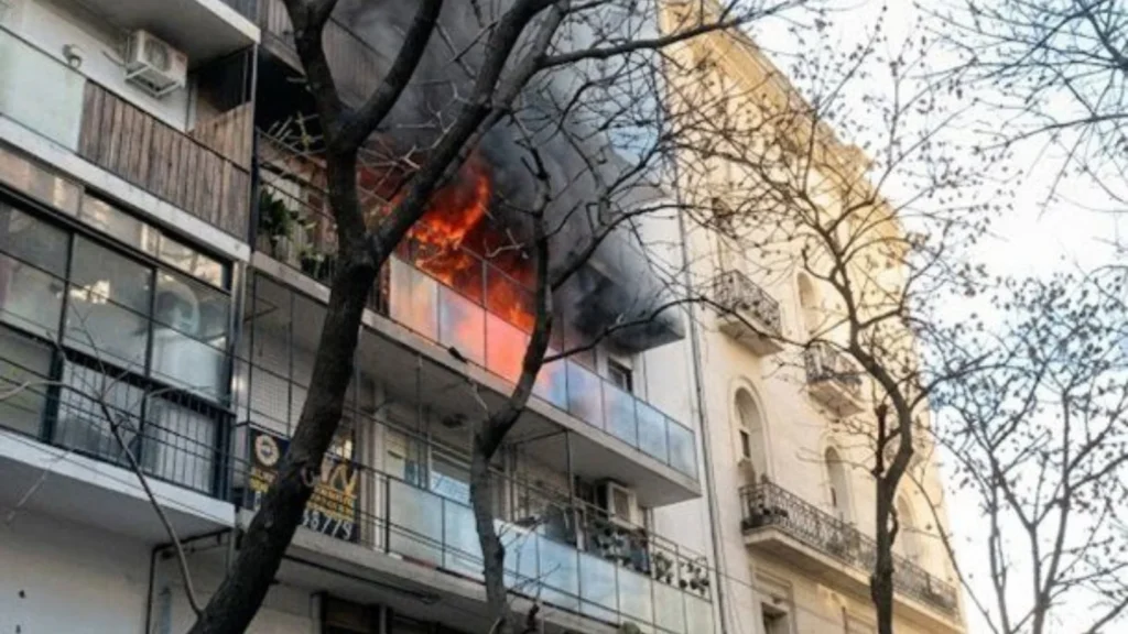 Incendio en un departamento vecino al de Cristina Kirchner en Constitución