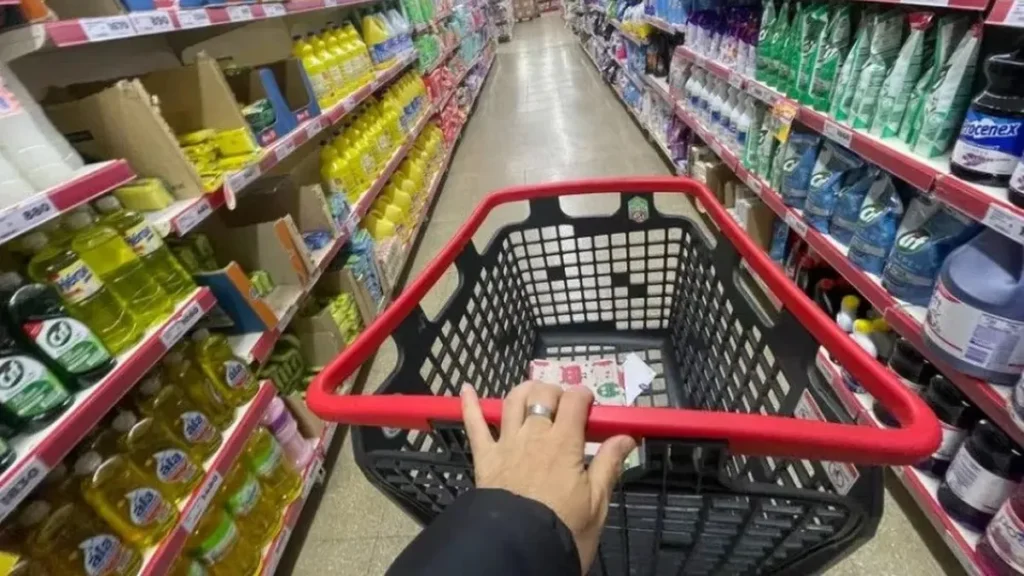 La caída del consumo golpea a supermercados y mayoristas en junio