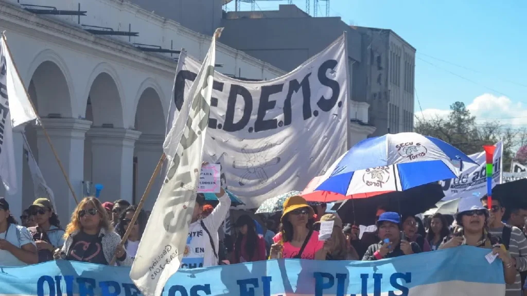 La marcha de CEDEMS en Jujuy: reclamos salariales y descuentos