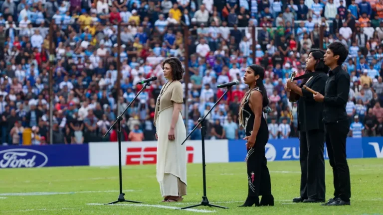 Marina Padilla García emocionó al cantar el himno de Australia en Jujuy
