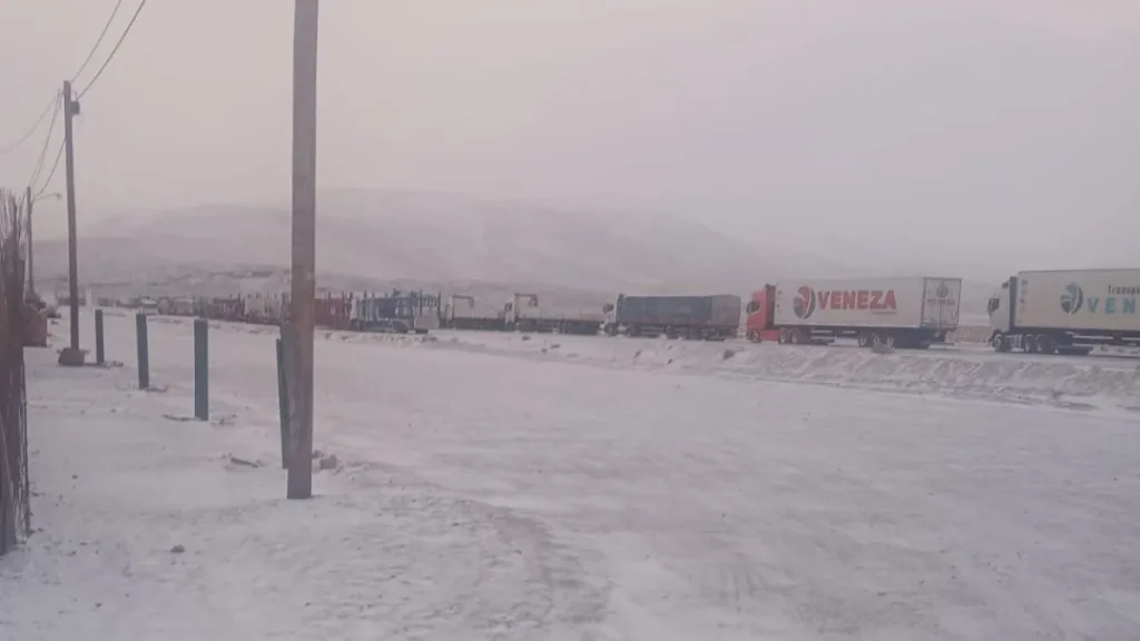 Paso de Jama cerrado: 150 camiones varados por la nieve