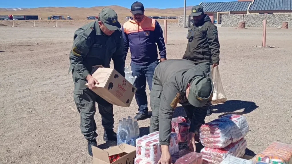 Paso de Jama: más de 300 personas siguen varadas en el complejo fronterizo