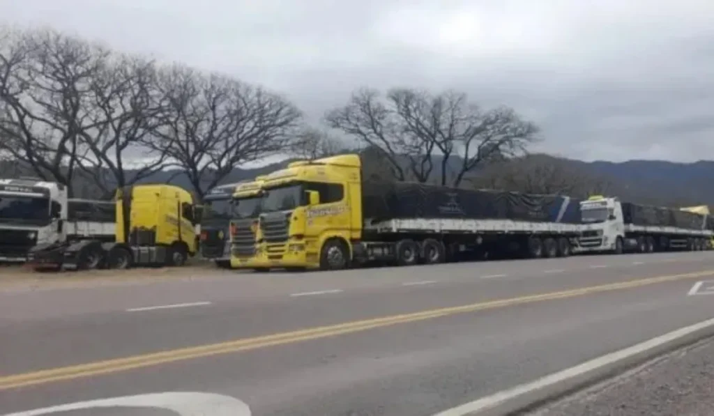 Paso de Jama sigue cerrado y piden a los camioneros no viajar a Jujuy